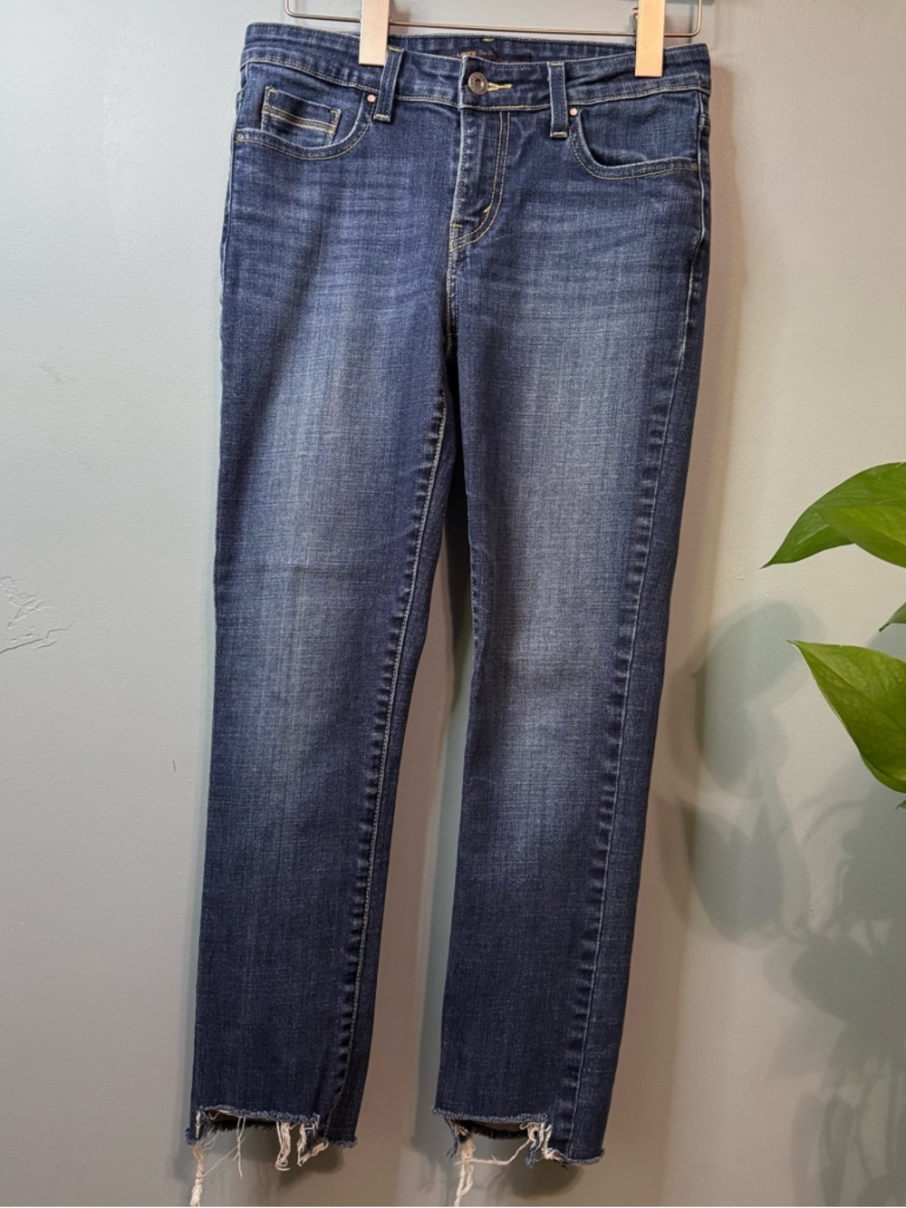 Levi’s Mid Rise Skinny Jeans Medium Wash Raw Frayed Hem Stretch. Size 4 SHORT